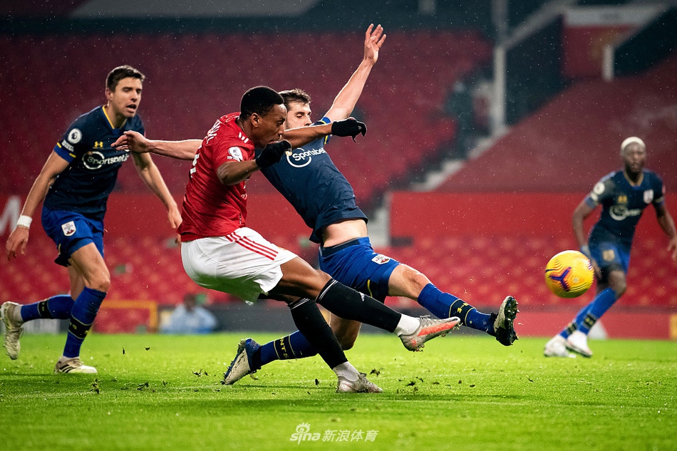 إصابة دييغو كوستا تبعده عن مباراتين حاسمتين مع أتلتيكو مدريد